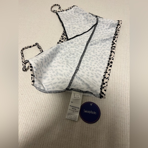 SweatyRocks Women's Casual Leopard Print Warp Surplice Front Crop - Picture 6 of 6